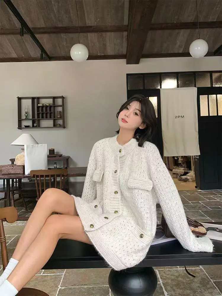 순울 라운드넥 단색 니트 카디건 상세 이미지 3