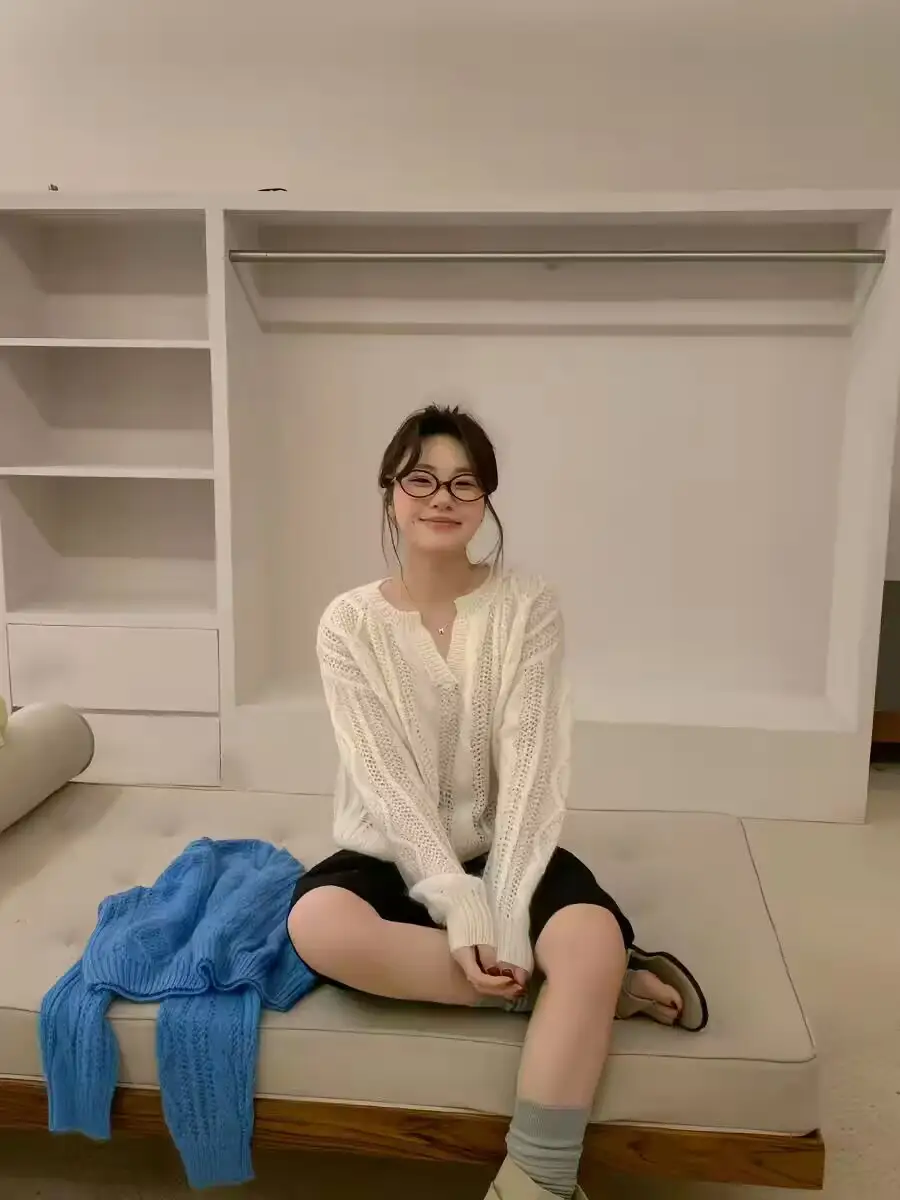 모헤어 V넥 케이블 니트 상세 이미지 3