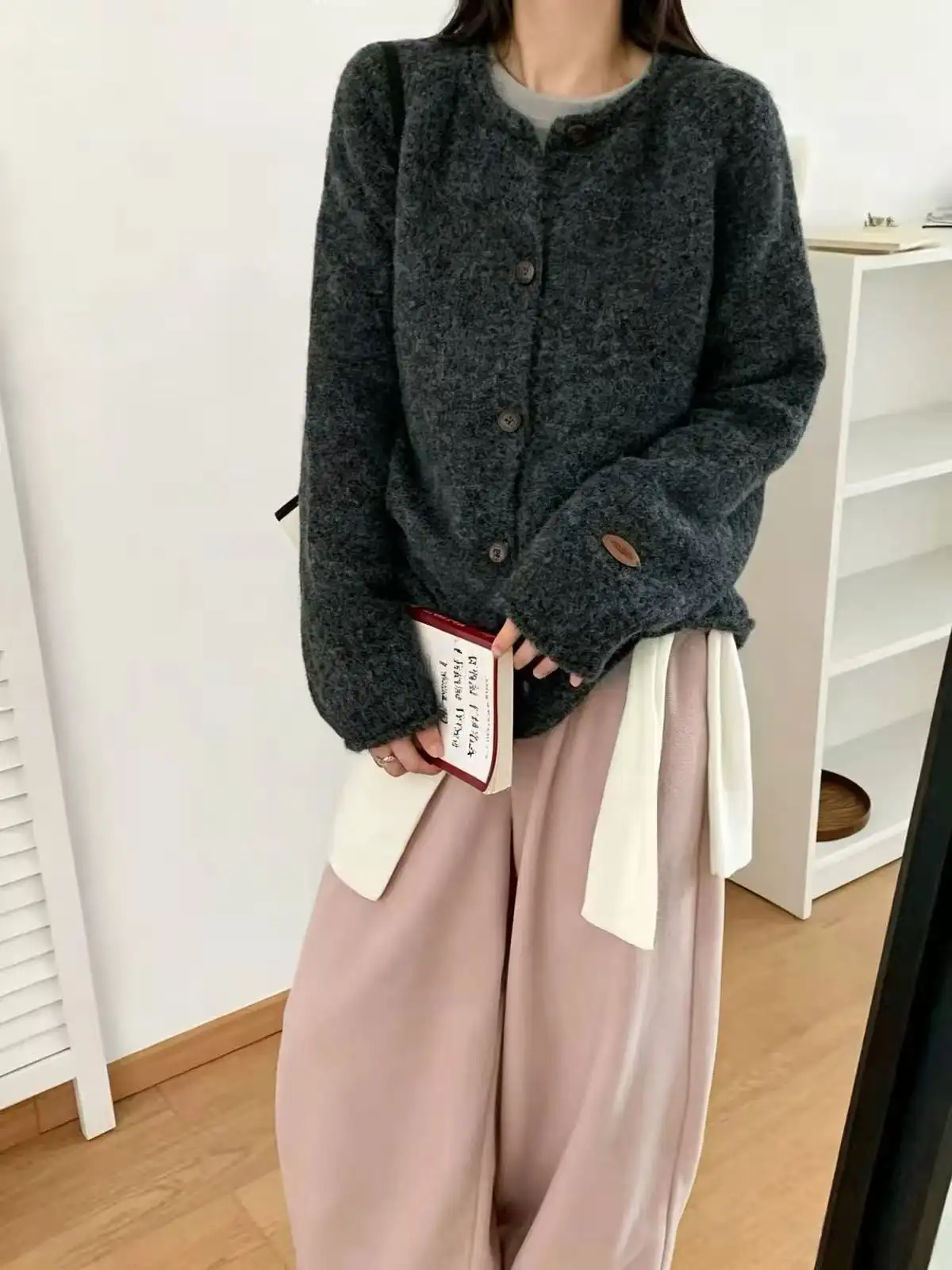 한국인기 라운드넥 단추 가디건 상세 이미지 5