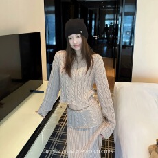 韩版穿搭圆领麻花套头短款毛衣女冬季竖坑条针织开叉半身裙套装