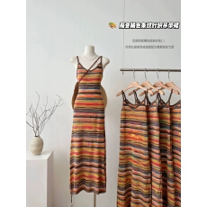 批发海岛度假条纹针织吊带连衣裙女夏长款显瘦三亚穿搭海边绝美<b class='q'>沙滩裙</b>
