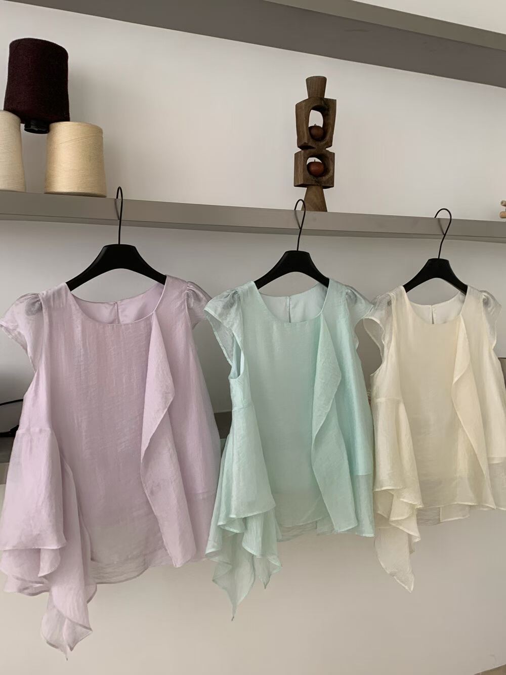 핑크색 불규칙 프릴 민소매 조끼 여성 여름 달콤한 스타일 작은 키 디자인 센스 루즈핏 오프숄더 맨위