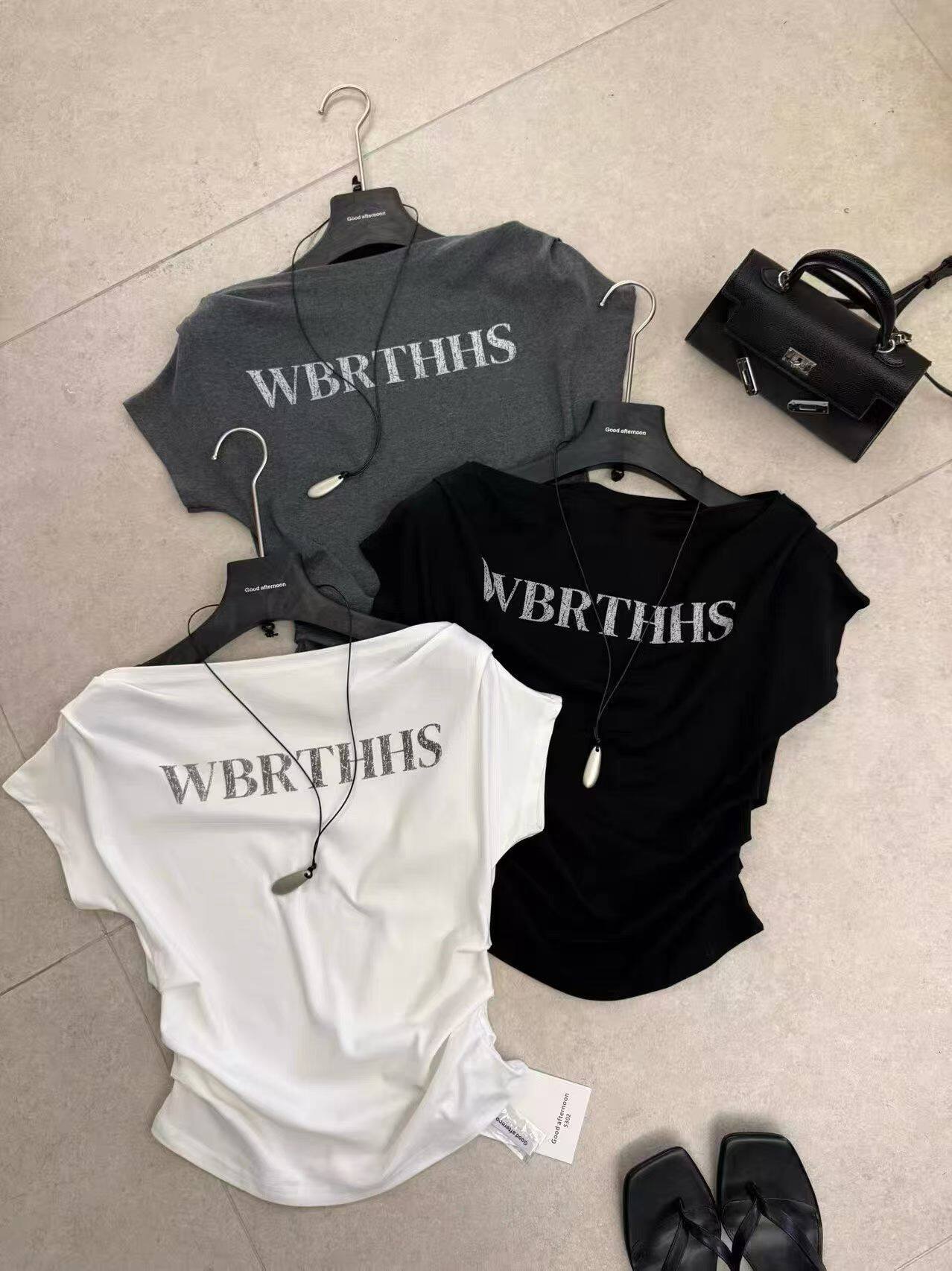 열세 개 2026 봄 여름 새로운 아메리칸 핫걸 알파벳 프린트 반팔 티셔츠 여성 오프숄더 주름 맨위