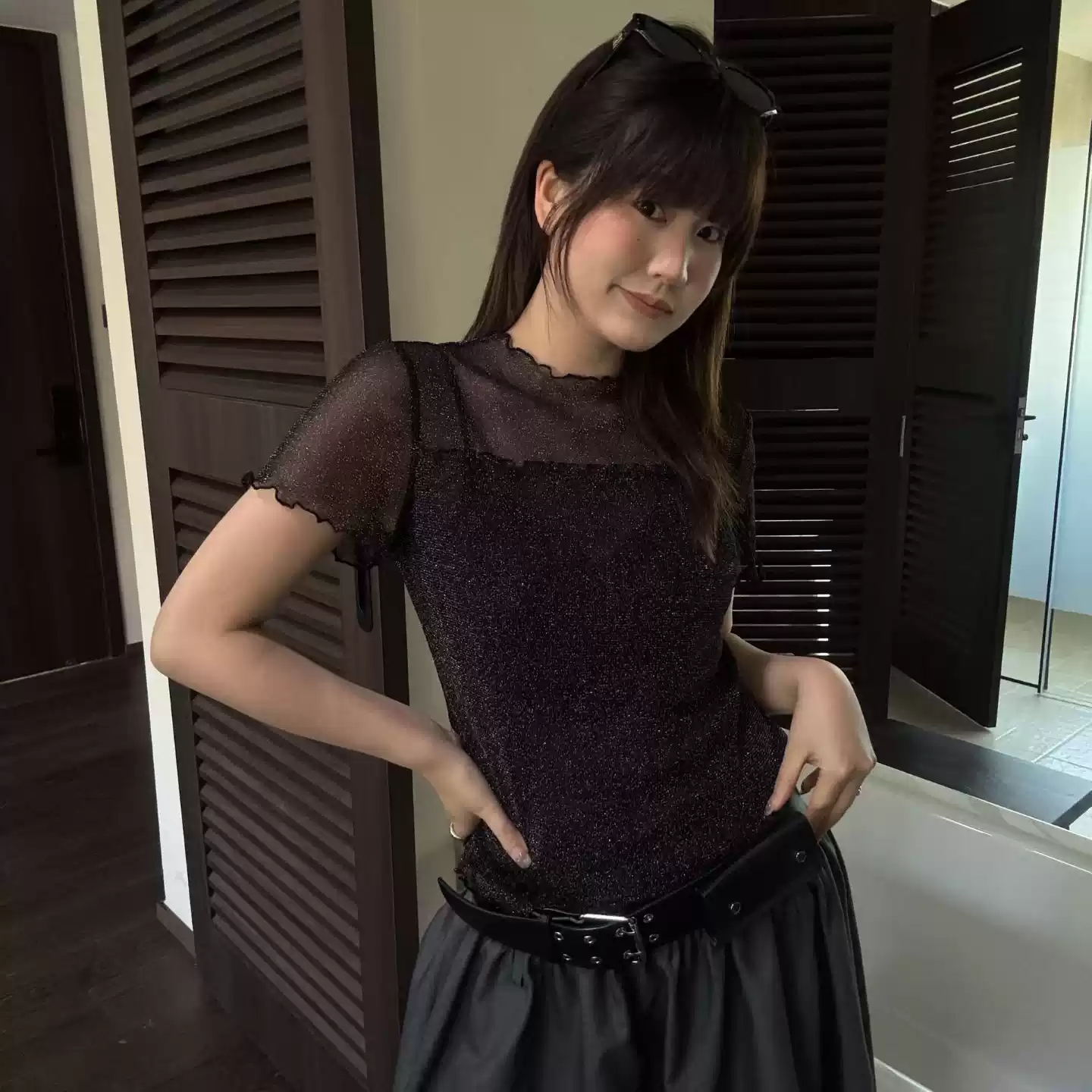 검정색 레이스 칼라 반팔 티셔츠 여성 몸매 가꾸기 슬림해 보이는 프릴 망사 패치워크 맨위 몸매 가꾸기 종류 2026 봄 여름