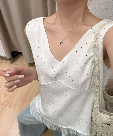 여름 도트 무늬 V넥 민소매 조끼 여성 프랑스식 품격 플리츠 밑단 작은 셔츠 루즈핏 슬림해 보이는 표지 고기 맨위 트렌디