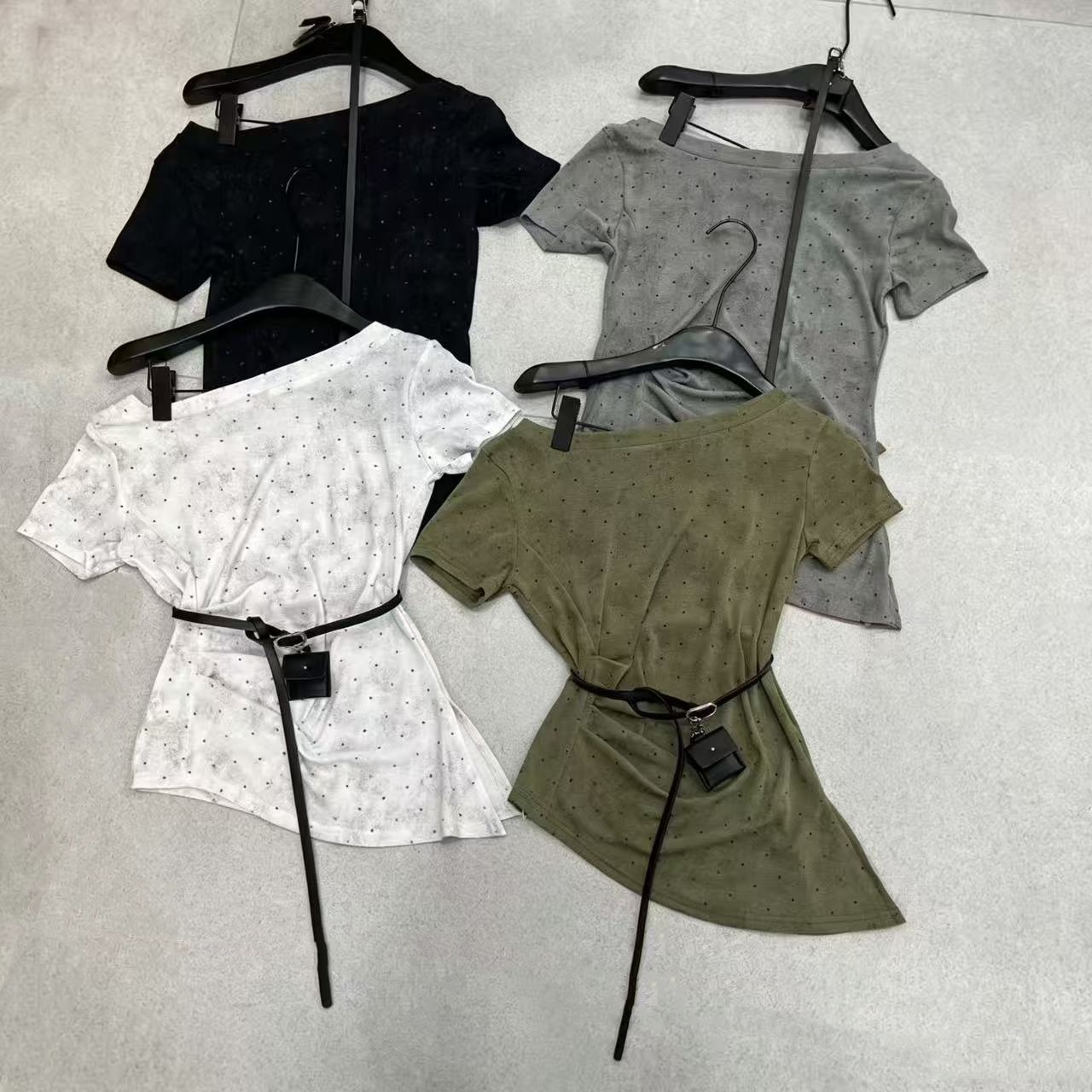 여름 디자인 센스 작은 대중 허리 수축 비스듬한 어깨 오프숄더 도트 무늬 반팔 티셔츠 벨트 보내기 몸매 가꾸기 슬림해 보이는 품격 맨위