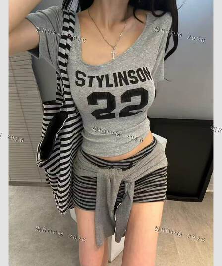 장 room 새로운 한국 스타일 숫자 프린트 반팔 티셔츠 여성 몸매 가꾸기 디스플레이 가져 가라. 디자인 센스 비스듬한 칼라 쇼트 스타일 맨위 트렌디