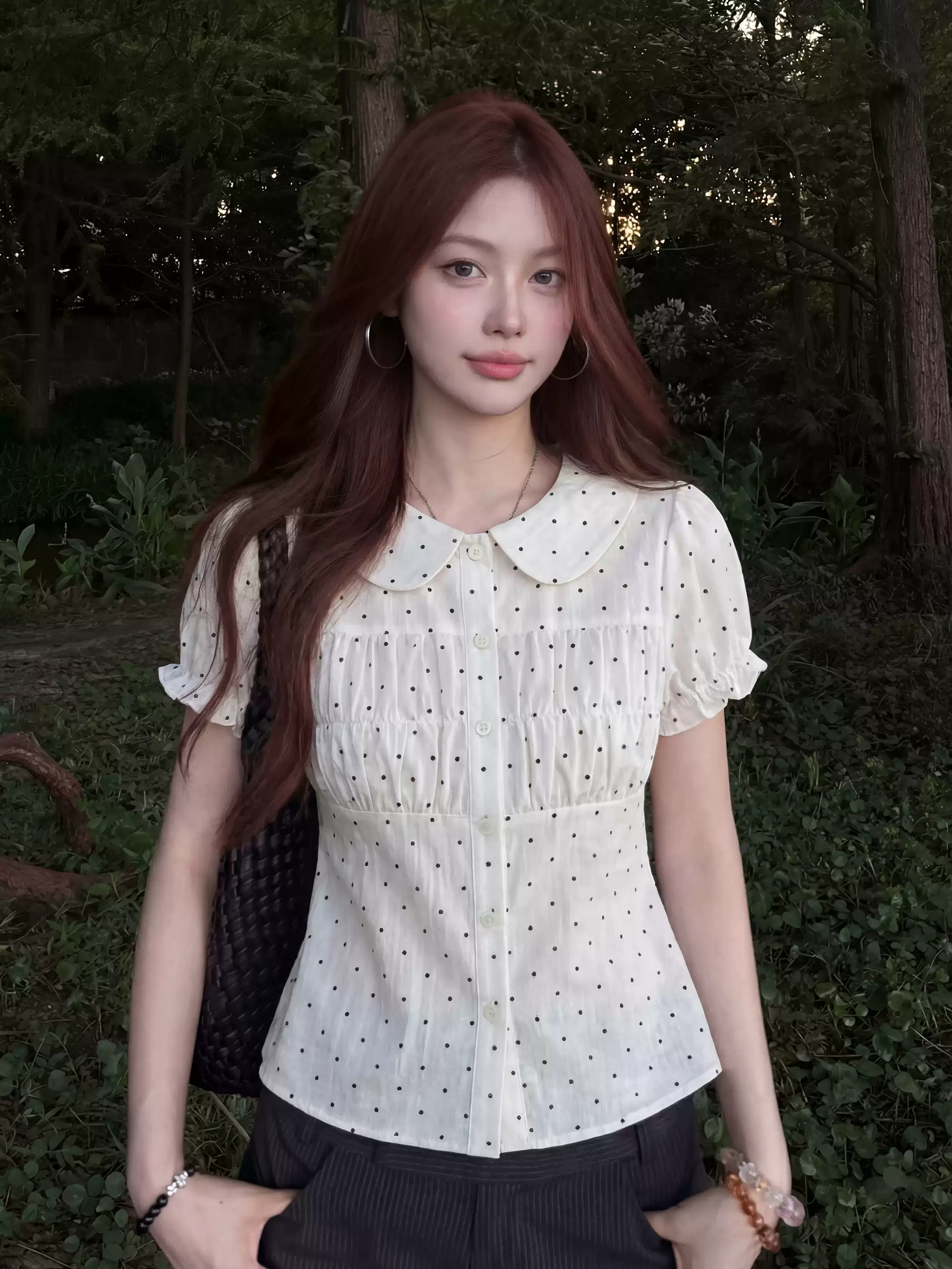 여성 폴로 칼라 거품 소매 도트 무늬 여성 셔츠 여름 디자인 센스 반팔 품격 슬림해 보이는 화이트 맨위