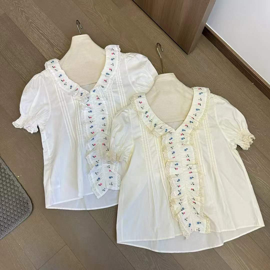 일본과 한국 부서 달콤함 자수 꽃무늬 프릴 거품 소매 여성 셔츠 여름 새로운 디자인 센스 플리츠 맨위