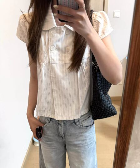고유 한 슈퍼 잘 생긴 베이비 칼라 스트라이프 반팔 여성 셔츠 여름 새로운 디자인 센스 작은 키 이중 버튼 맨위