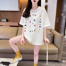 实拍2026夏季纯棉立体刺绣中长款纽扣装饰短袖T恤女