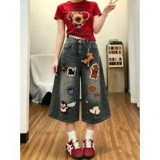 批发高腰<b class='q'>牛仔裤</b>女夏季美式复古童趣刺绣辣妹风时尚炸街阔脚宽松七分裤