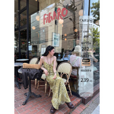 批发区区欧阳'勒斯酒庄'法式松弛感拉满!设计感定制印花V领吊连衣裙