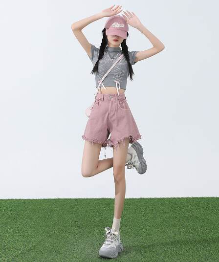 핑크색 아메리칸 데님 반바지 여성 여름 2026 새로운 하이웨이스트 디자인 센스 한 마디 다리 뜨거운 바지 ins 트렌디