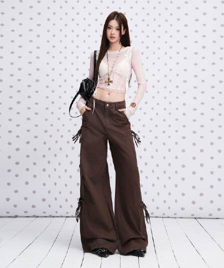 카키 색 기타 주머니 3 차원 스트랩 장식 청바지 여성 2026 년 이른 가을 새로운 표지 고기 다용도 와이드 레그 팬츠