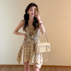 2026巨好看的高级小众不撞款气质系V领收腰马甲印花半身裙套装