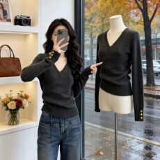 批发灰色v领复古长袖针织<b class='q'>打底衫</b>女秋冬新款气质套头毛衣修身显瘦上衣