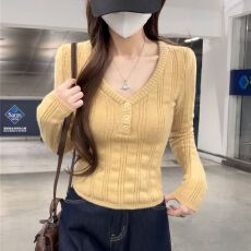 批发秋冬新款<b class='q'>修身</b>显瘦镂空正肩纽扣小个子针织衫女纯欲短款毛衣打底