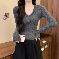 批发秋冬新款韩系纯欲坑条纽扣V领<b class='q'>修身</b>显瘦小个子短款打底针织衫女