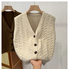 批发<b class='q'>日系</b>v领马甲针织背心女内搭北极绒麻花毛衣叠穿2026秋冬新款上衣