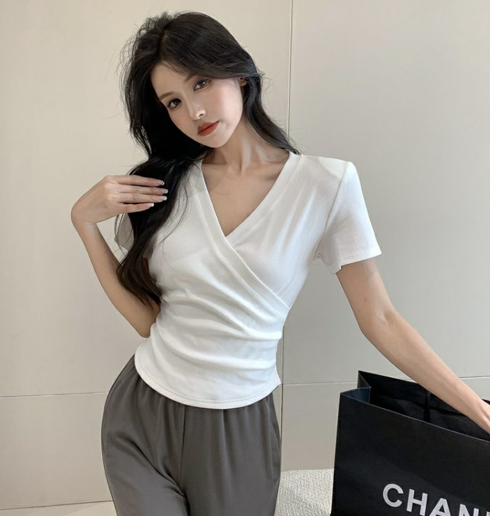 기본 셔츠 여성용 짧은 소매 한국 스타일 다용도 디자인 센스 티셔츠 여성 새로운 프랑스식 십자가 몸매 가꾸기 리브 면 V넥 맨위
