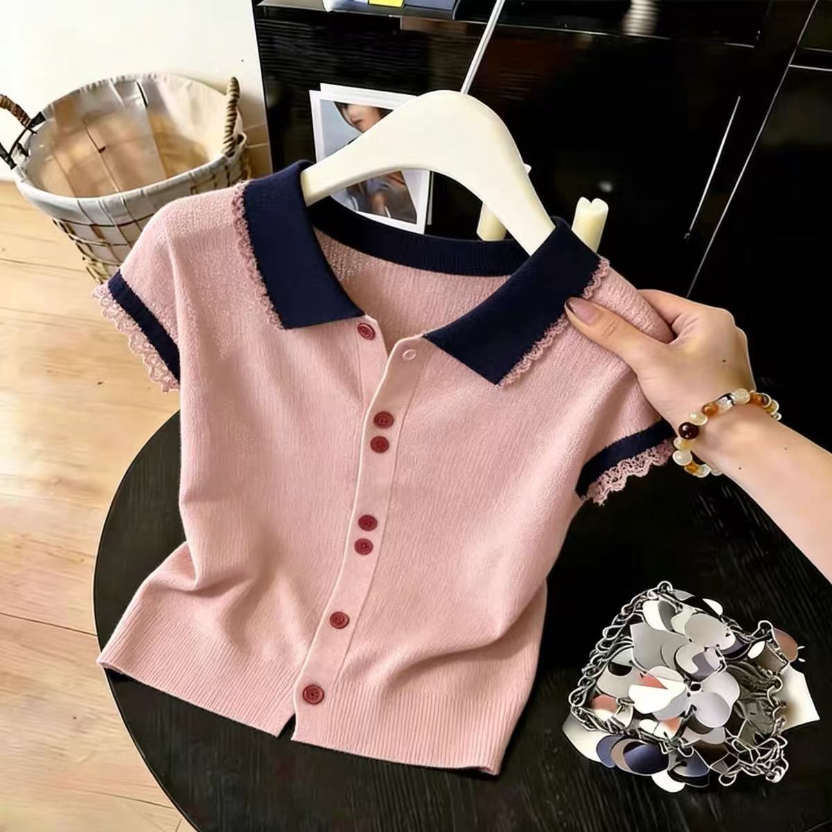 핑크색 POLO 칼라 단추 레이스 싱글 줄 버튼 반팔 티셔츠 여성 2026 새로운 여름 해변가 도파민 맨위