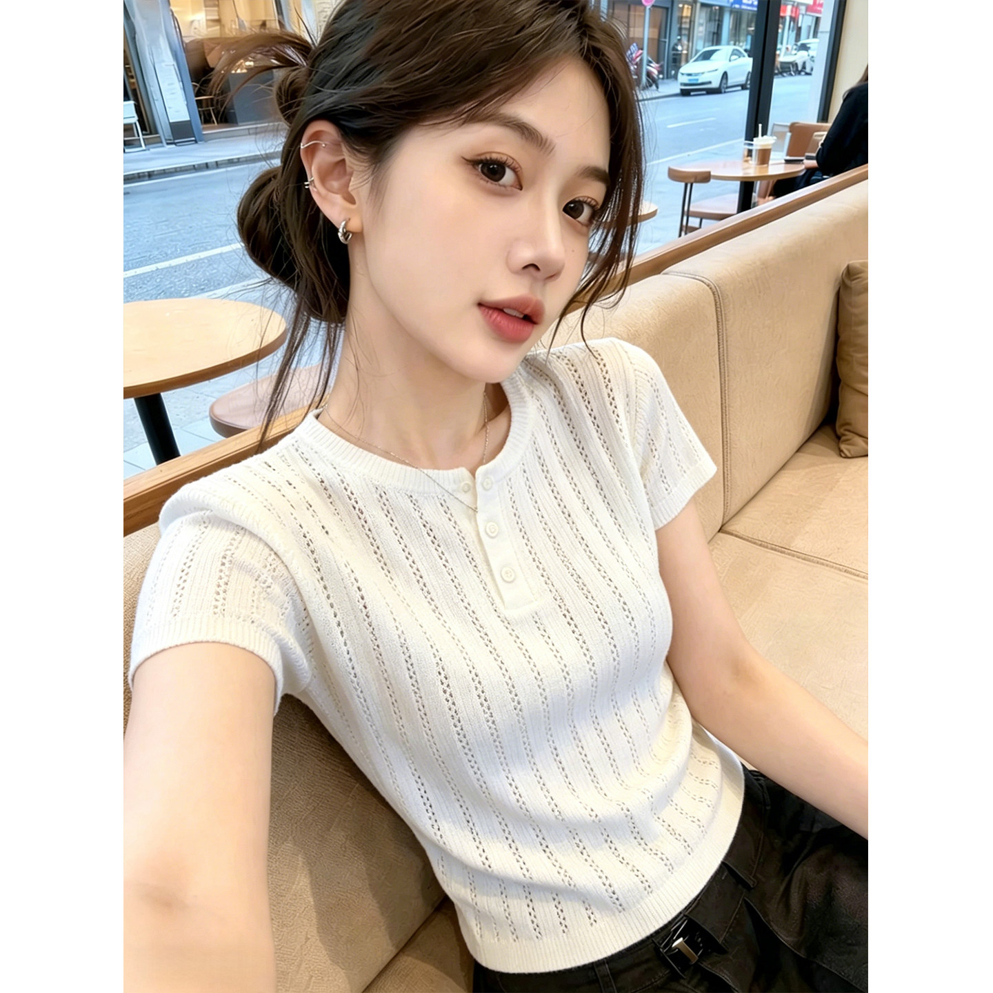 올해 인기 폭발 라운드 넥 반 개방 버클 홀로우 아웃 반팔 니트 스웨터 여성 여름 새로운 몸매 가꾸기 슬림해 보이는 맨위 트렌디