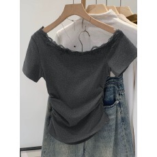 批发灰色甜辣性感蕾丝斜领露肩短袖T恤女春夏新款收腰褶皱内搭bm上衣