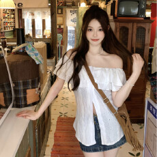 批发一字肩短袖<b class='q'>衬衫</b>女夏季轻熟法式开叉<b class='q'>显瘦</b>设计感小众甜辣风露肩上衣