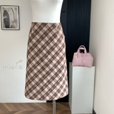 批发罗女士__miu的秀场季  斜裁羊毛格纹一步裙，中古搭配感get起来！