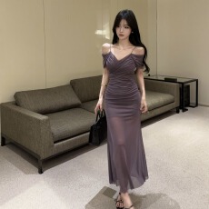 批发实拍低胸露肩吊带褶皱中长款网纱打底连衣裙