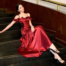批发【热恋红酒】法式缎面<b class='q'>一字肩</b>红色吊带连衣裙女荷叶边礼服