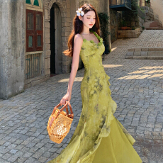 批发海边度假<b class='q'>雪纺</b>绿色连衣裙女夏新疆穿搭多巴胺吊带<b class='q'>长裙</b>