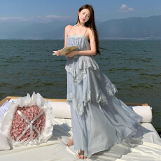 批发艺术生明媚穿搭雾霾蓝吊带连衣裙女春夏度假风蕾丝蛋糕裙子