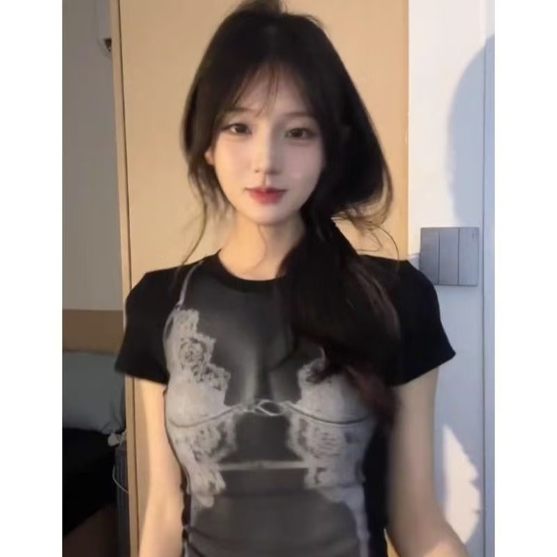검정색 그라데이션 장미 프린트 라운드 넥 쇼트 스타일 이슬 허리 몸매 가꾸기 슬림해 보이는 반팔 티셔츠 여자