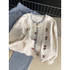 批发杏色<b class='q'>立体</b><b class='q'>花朵</b>圆领复古毛衣针织开衫女2025新款秋冬季独特漂亮<b class='q'>上衣</b>