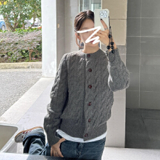 批发灰色圆领麻花毛衣开衫外套女秋冬季慵懒高级感加厚内搭<b class='q'>针织</b>衫<b class='q'>上衣</b>