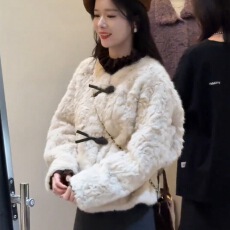 批发老赵服饰 韩系慵懒风设计感牛角扣毛毛<b class='q'>外套</b>上衣21AU5083