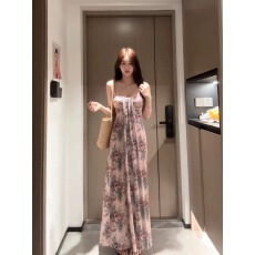 粉色碎花蕾丝吊带连衣裙女夏季度假性感纯欲修身收腰巨好看长裙子