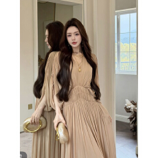 批发冯薪颖 慕斯女神 法式优雅轻盈褶皱落肩<b class='q'>蝙蝠</b>袖V领显瘦收腰<b class='q'>连衣裙</b>