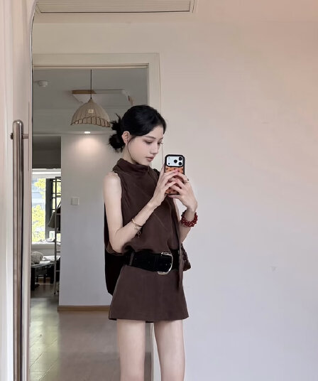 아름다움 라드. 바람 브라운 터틀넥 민소매 여성 드레스 2026 여름 허리 수축 슬림해 보이는 핫걸 쇼트 스타일 타이트 스커트 치마