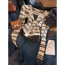 批发2025新款冬季V领纽扣修高级感针织衫条纹假两色毛衣女