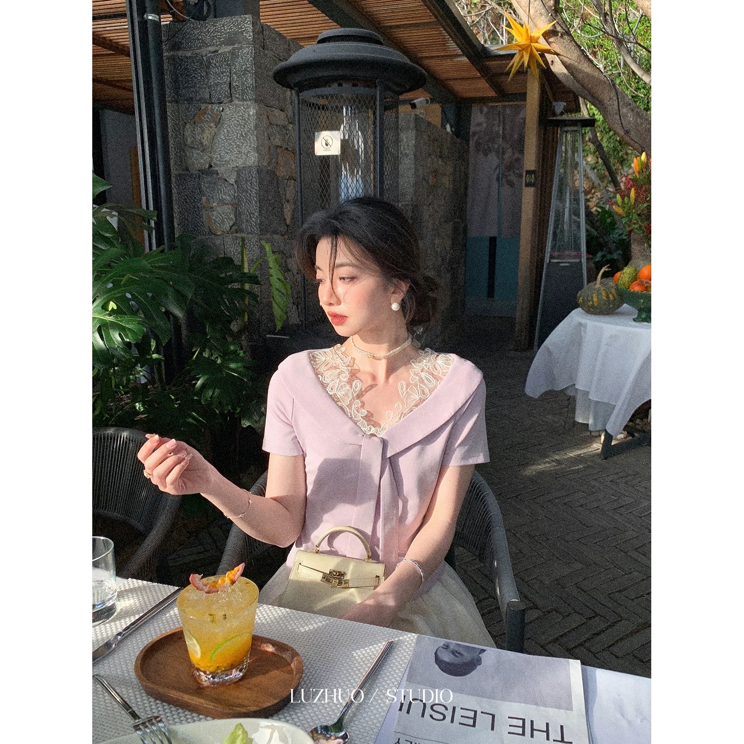 한 부서 레이스 측면 패치워크 보라색 스카프 칼라 맨위 여성 2026 여름 새로운 반팔 티셔츠 디자인 센스 작은 대중