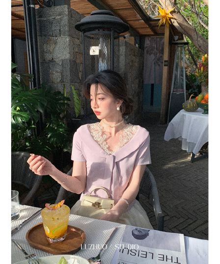 한 부서 레이스 측면 패치워크 보라색 스카프 칼라 맨위 여성 2026 여름 새로운 반팔 티셔츠 디자인 센스 작은 대중