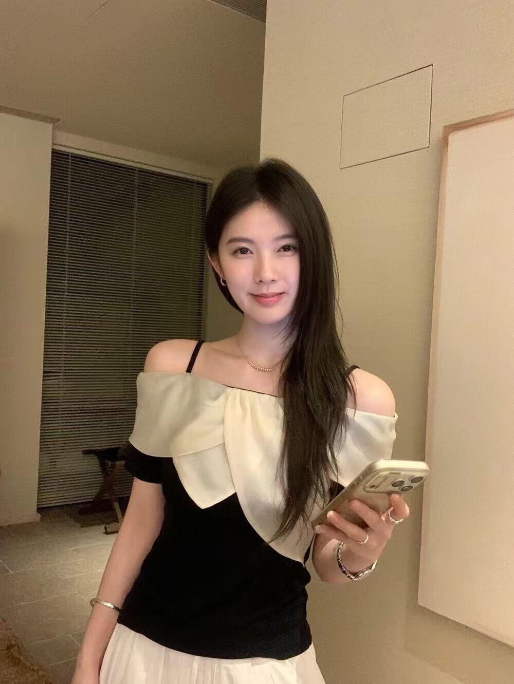 여름 디자인 센스 몸매 가꾸기 작은 대중 오프숄더 맨위 사소한 아름다운 품격 오프숄더 품격 반팔 티셔츠 여성