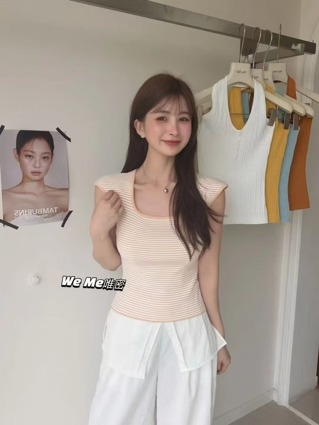 2026 여름 외출용 몸매 가꾸기 슬림해 보이는 쇼트 스타일 슈퍼 잘 생긴 맨위 광장 칼라 배색 스트라이프 얼음 실크 니트 조끼 여성