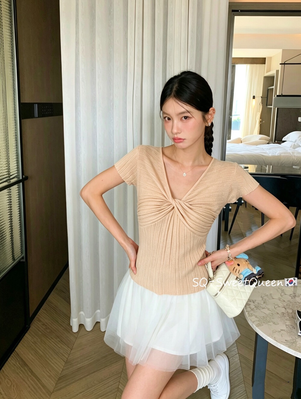 여름 얇은 스타일 고유 한 슬림해 보이는 통기성 얇고 가벼운 티셔츠 맨위 V넥 비틀림 반팔 얼음 실크 니트 스웨터 여성