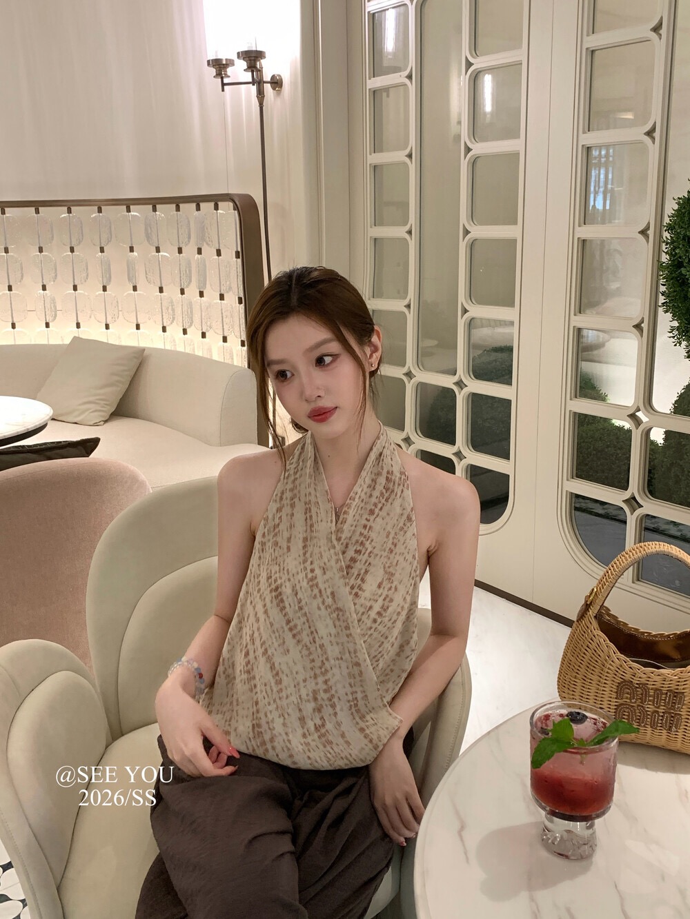 여름 새로운 디자인 센스 작은 대중 V넥 슬림해 보이는 민소매 맨위 레트로 꽃무늬 행침 목 캐미솔