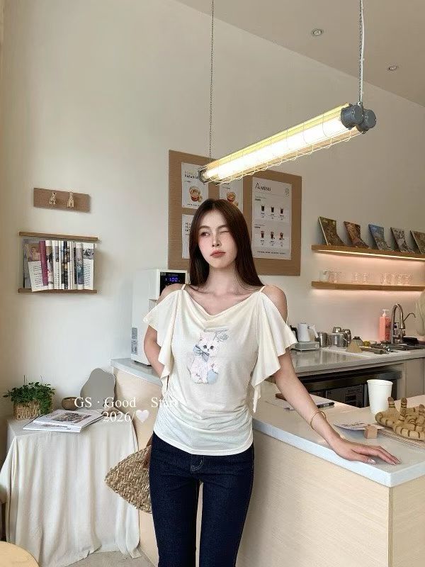 여름 새로운 달콤함 품격 디자인 센스 주름 몸매 가꾸기 슬림해 보이는 오프숄더 슬립 티셔츠 Chic 맨위 다용도