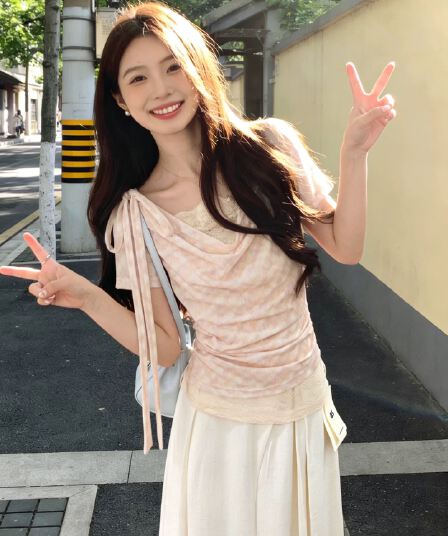 2026 년 여름 새로운 반팔 티셔츠 디자인 센스 작은 대중 레이스 측면 홀치기 염색 핑크색 흔들다 칼라 맨위 여성